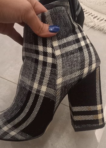 Gri Kareli Tokalı Kadın Topuklu Bot - Görsel 2