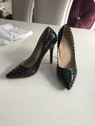Siyah zımbalı stiletto 37