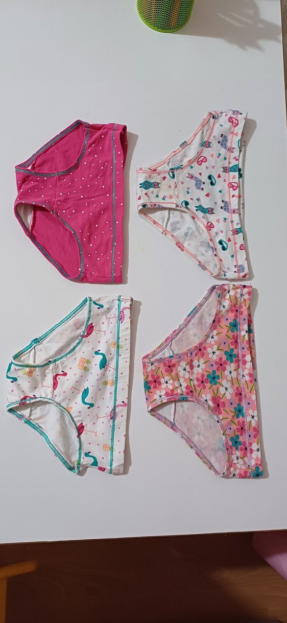 Çocuklar için Çok Renkli Desensiz Külot Seti - Görsel 2