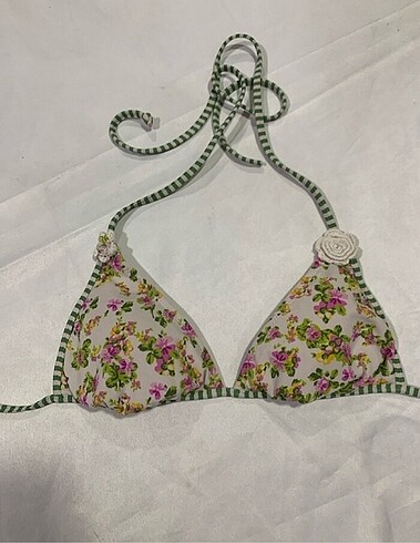 Çiçekli üçgen bikini üstü