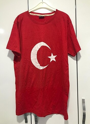 Ay yıldızlı tişört