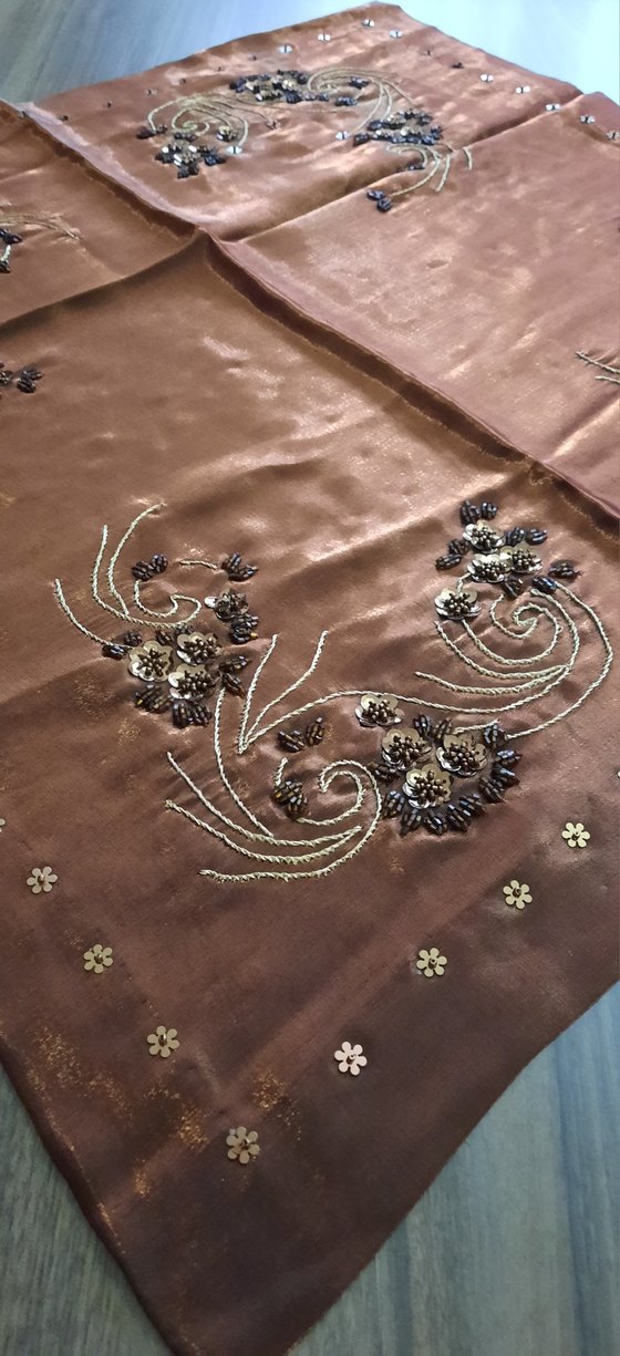 Kahverengi İşlemeli Masa Örtüsü - Görsel 2