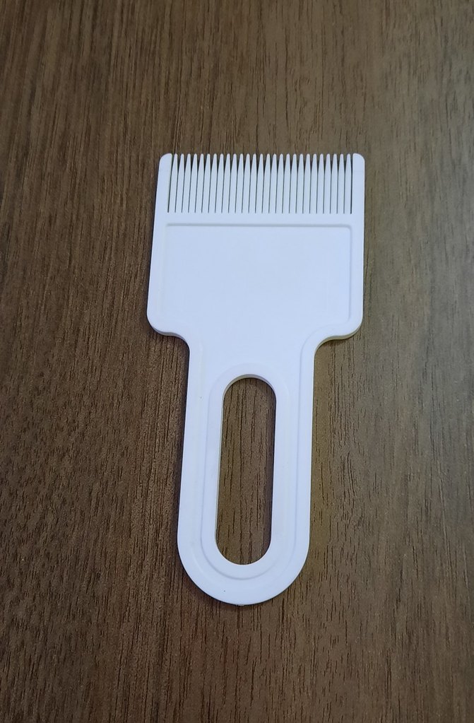 Beyaz Plastik İnce Dişli Saç Tarağı - Görsel 2