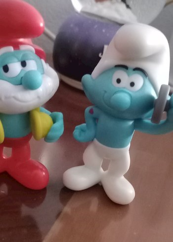 İki adet Şirinler figürü