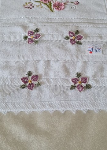 Nakışlı Beyaz Pastel Havlu Seti - Görsel 3