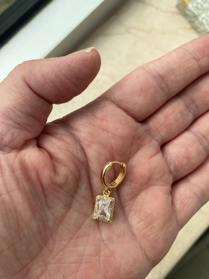 Altın Renkli Mini Kareli Küpeler - Görsel 3