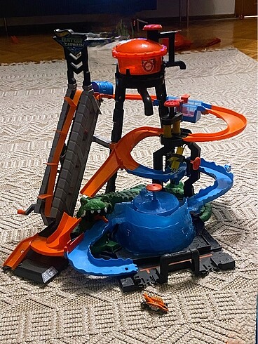 Hot wheels renk değiştiren arabalar timsah oyun seti