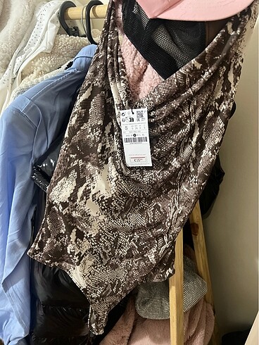 Stradivarius yilan desenli body suit