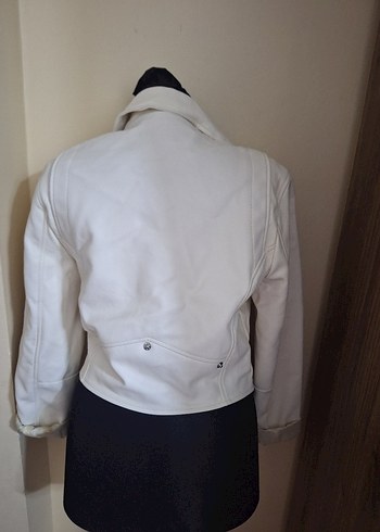 Beyaz Kemerli Kısa Deri Biker Ceket - Görsel 3