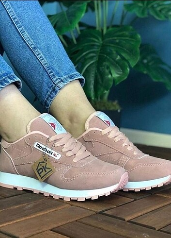 Pembe spor ayakkabı 