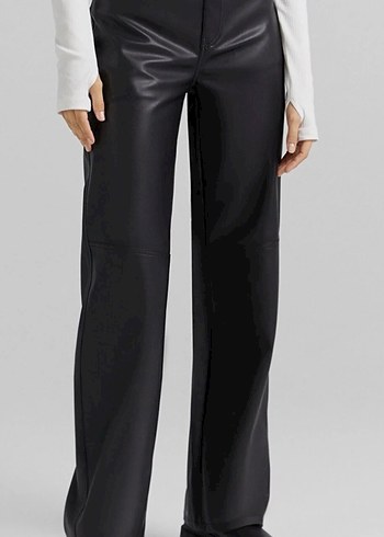 Bershka Bershka Kadın Siyah Deri Straight Fit Pantolon