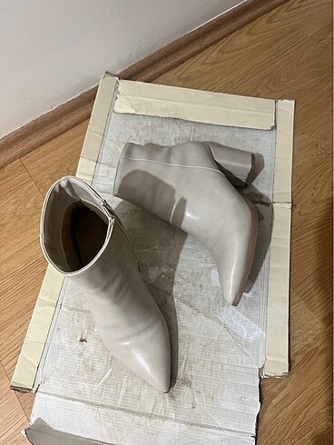 Zara Krem topuklu bot