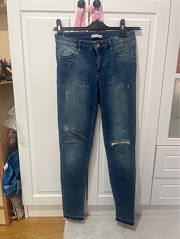 Oxxo yırtık kot pantalon
