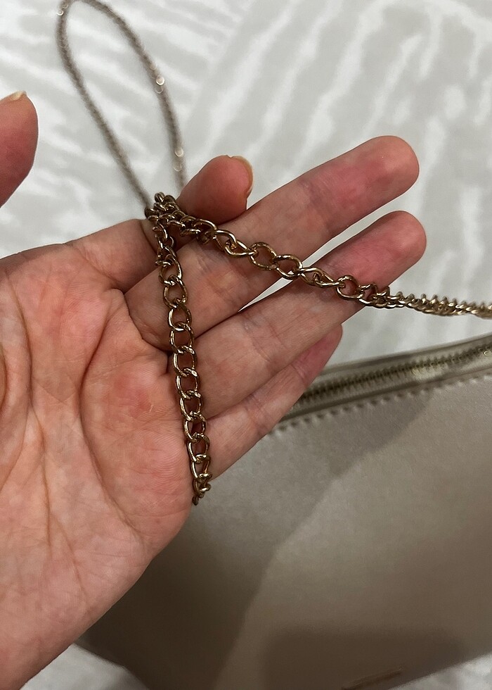 Gold zincirli bershka çanta - Görsel 5