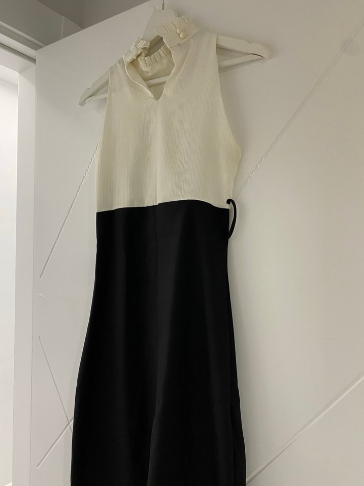 Yüksek Yakalı Pilili Siyah Beyaz Midi Elbise - Görsel 5