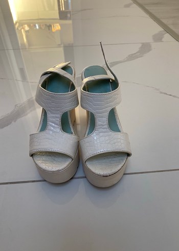 Diğer Beyaz Yılan Desenli Dolgu Topuklu Kadın Sandalet