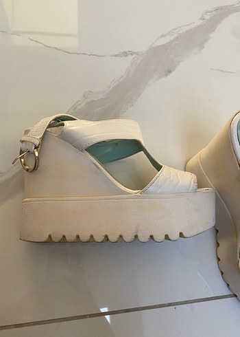 Beyaz Yılan Desenli Dolgu Topuklu Kadın Sandalet - Görsel 3