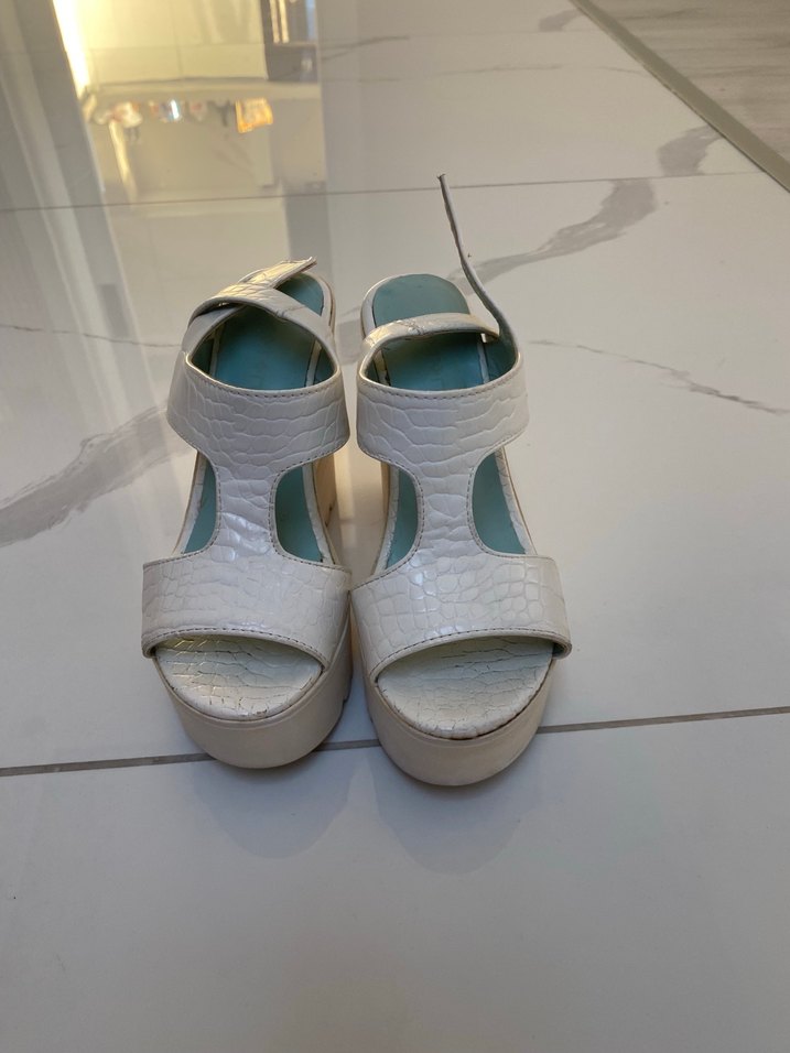 Beyaz Yılan Desenli Dolgu Topuklu Kadın Sandalet - Görsel 2