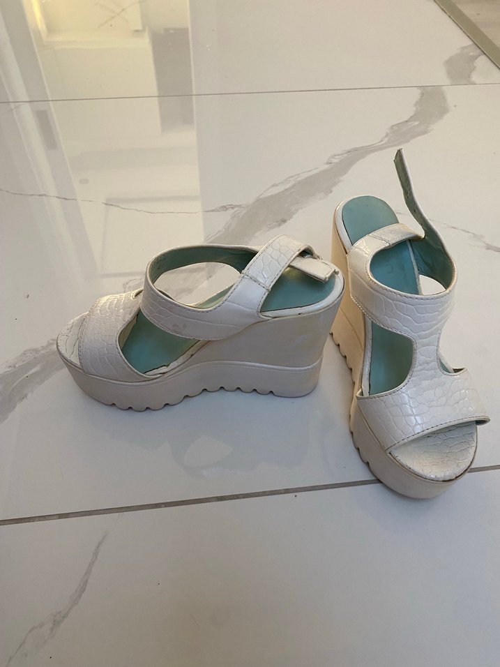 Beyaz Yılan Desenli Dolgu Topuklu Kadın Sandalet - Görsel 4