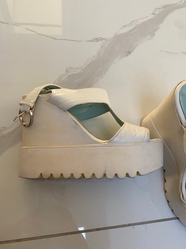 Beyaz Yılan Desenli Dolgu Topuklu Kadın Sandalet - Görsel 3