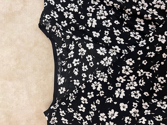 Siyah beyazlı çiçekli uzun elbise