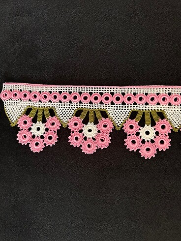 Pembe halka çiçekli havlu kenarı