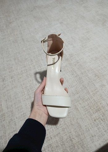 Beyaz Tokalı Blok Topuklu Kadın Ayakkabı - Görsel 3