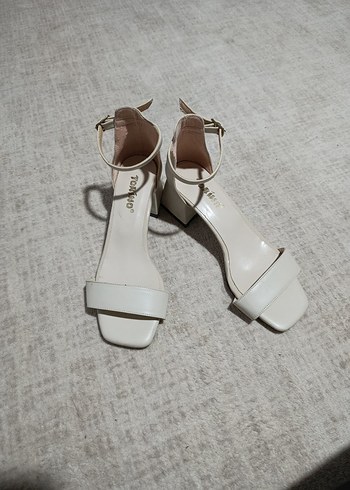 Beyaz Tokalı Blok Topuklu Kadın Ayakkabı - Görsel 2