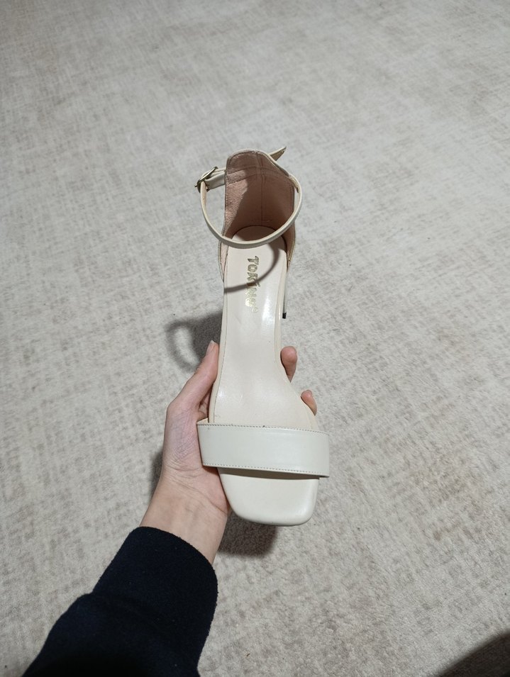 Beyaz Tokalı Blok Topuklu Kadın Ayakkabı - Görsel 3