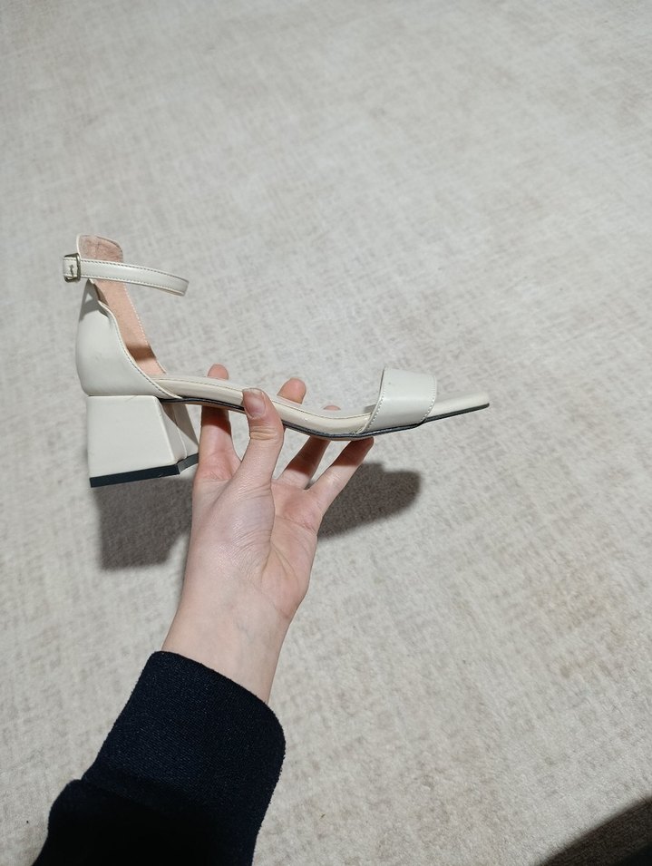 Beyaz Tokalı Blok Topuklu Kadın Ayakkabı - Görsel 4