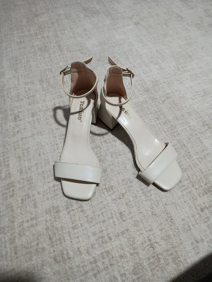 Beyaz Tokalı Blok Topuklu Kadın Ayakkabı - Görsel 2