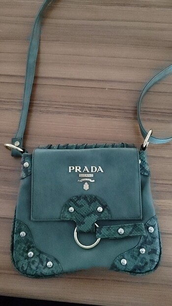 Prada canta