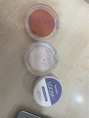 Allık, pudra ve highlighter