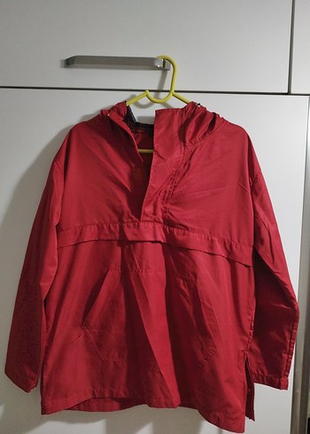 Kırmızı Kapüşonlu Yağmurluk - Görsel 2