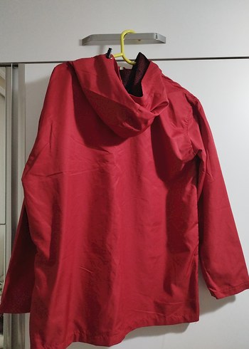 Kırmızı Kapüşonlu Yağmurluk - Görsel 5