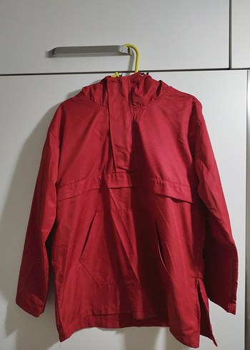 Kırmızı Kapüşonlu Yağmurluk - Görsel 3