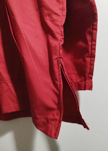 Kırmızı Kapüşonlu Yağmurluk - Görsel 6