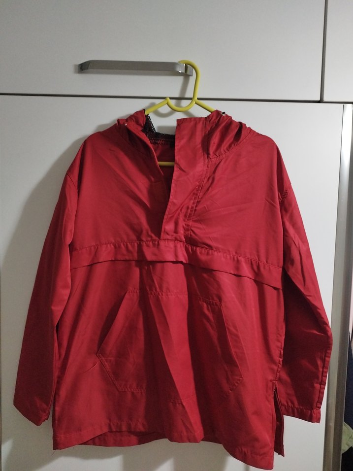 Kırmızı Kapüşonlu Yağmurluk - Görsel 2