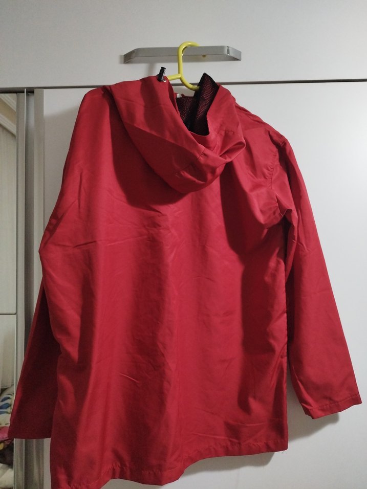Kırmızı Kapüşonlu Yağmurluk - Görsel 5