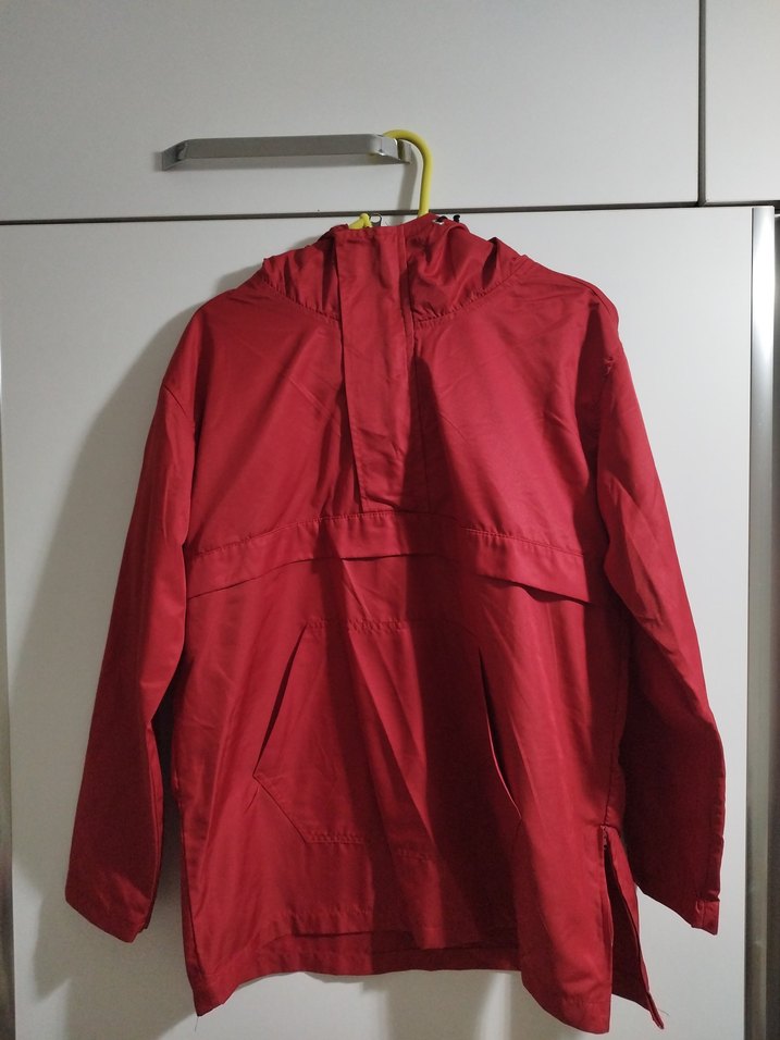 Kırmızı Kapüşonlu Yağmurluk - Görsel 3