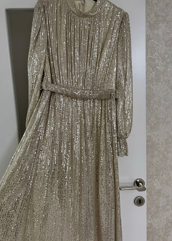 Uzun Kollu Drapeli Parlak Altın Abiye Elbise - Görsel 2