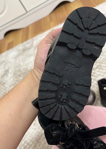 Kızlar için Siyah Rugan Tokalı Bot - Görsel 2