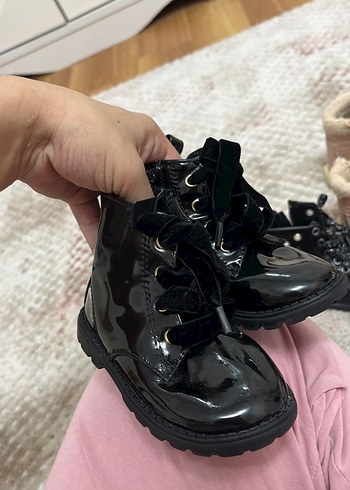 Kızlar için Siyah Rugan Tokalı Bot - Görsel 4