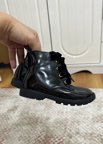 Kızlar için Siyah Rugan Tokalı Bot - Görsel 3