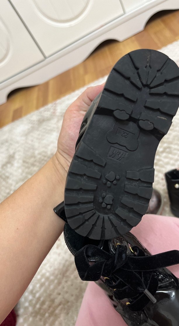 Kızlar için Siyah Rugan Tokalı Bot - Görsel 2