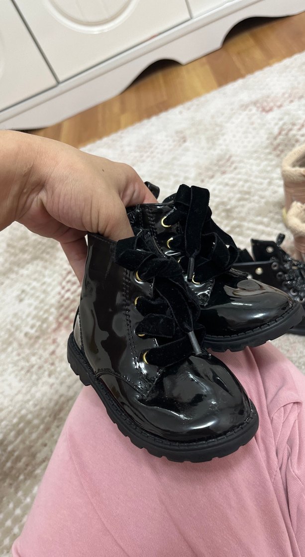 Kızlar için Siyah Rugan Tokalı Bot - Görsel 4