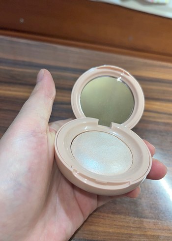  Beden Rare Beauty Pastel Bej Toz Aydınlatıcı