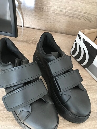 38 Beden Bantlı siyah spor ayakkabı