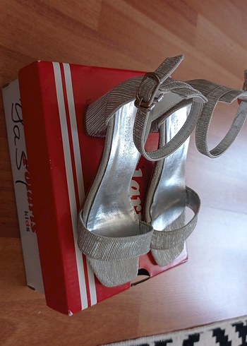 Gri Yılan Desenli Topuklu kız çocuk ayakkabı - Görsel 2