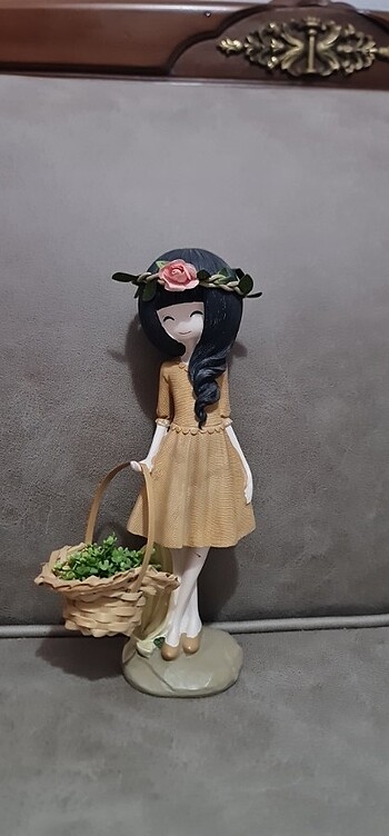 Diğer Dekoratif Çiçek Toplayan Kız Biblo 25 cm